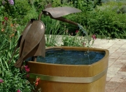 Tento druh zahradní fontány vynikne na vyvýšeném místě. Často oblíbené je např. upevnění přímo na okraji nádoby.